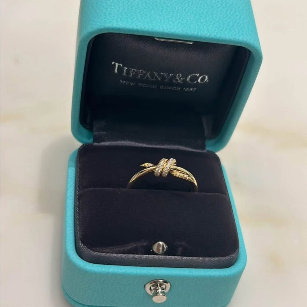 Tiffany & Co. Knot ring 18Y 5.5